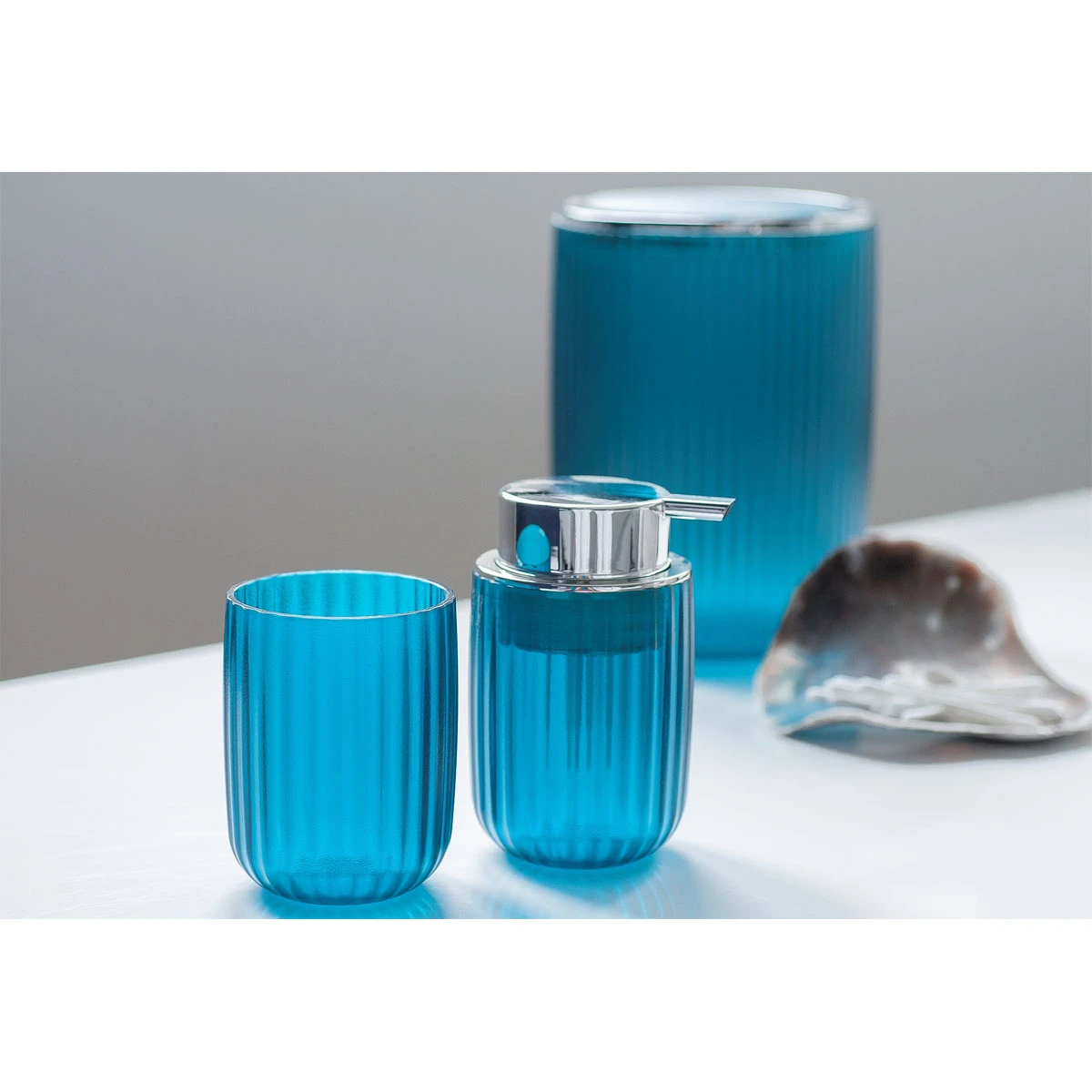 Wenko Schwingdeckeleimer „Agropoli“, Petrol, 2 L 5 Wenko Schwingdeckeleimer „Agropoli“, Petrol, 2 L – Bild 3