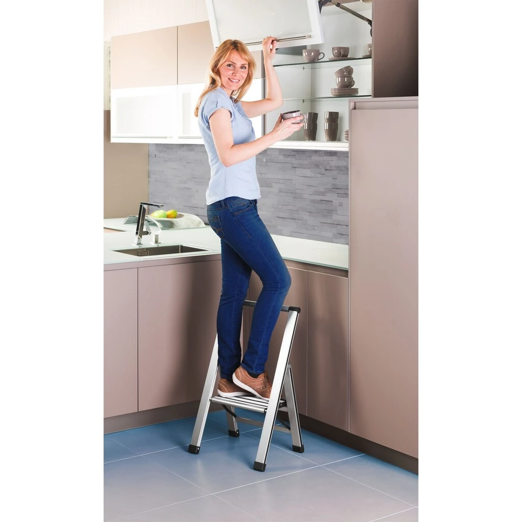 WENKO Trittleiter, Alu-Design, XXL-Stufen, Flach Klapp- Und Verstaubar 6 WENKO Trittleiter, Alu-Design, XXL-Stufen, Flach Klapp- Und Verstaubar – Bild 4
